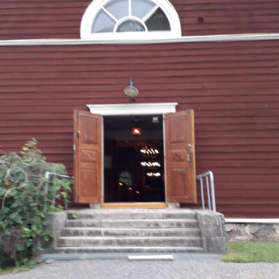 Tottijärven kirkon sisäänkäynti